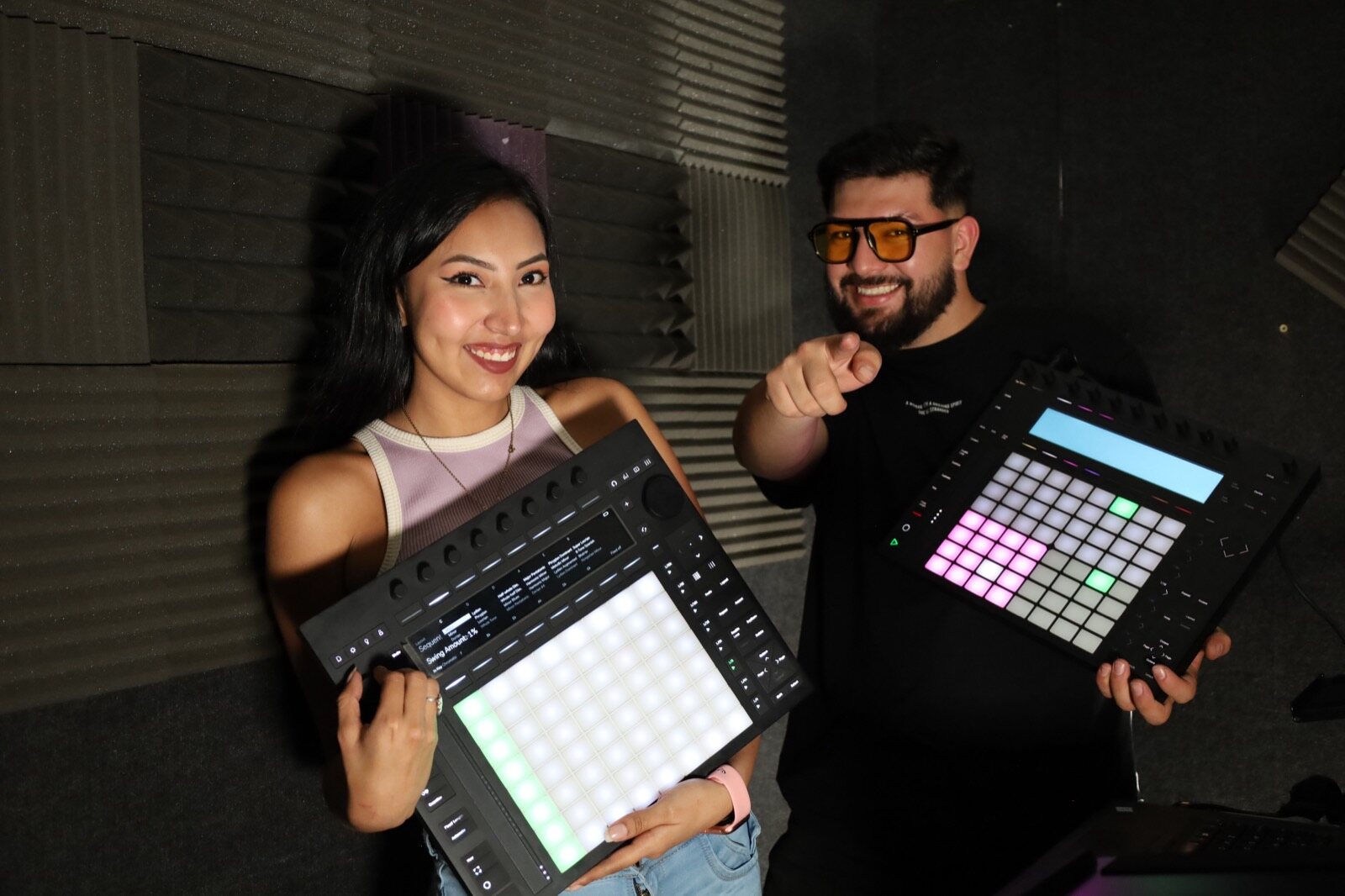 Creadores trabajando con equipos de producción musical